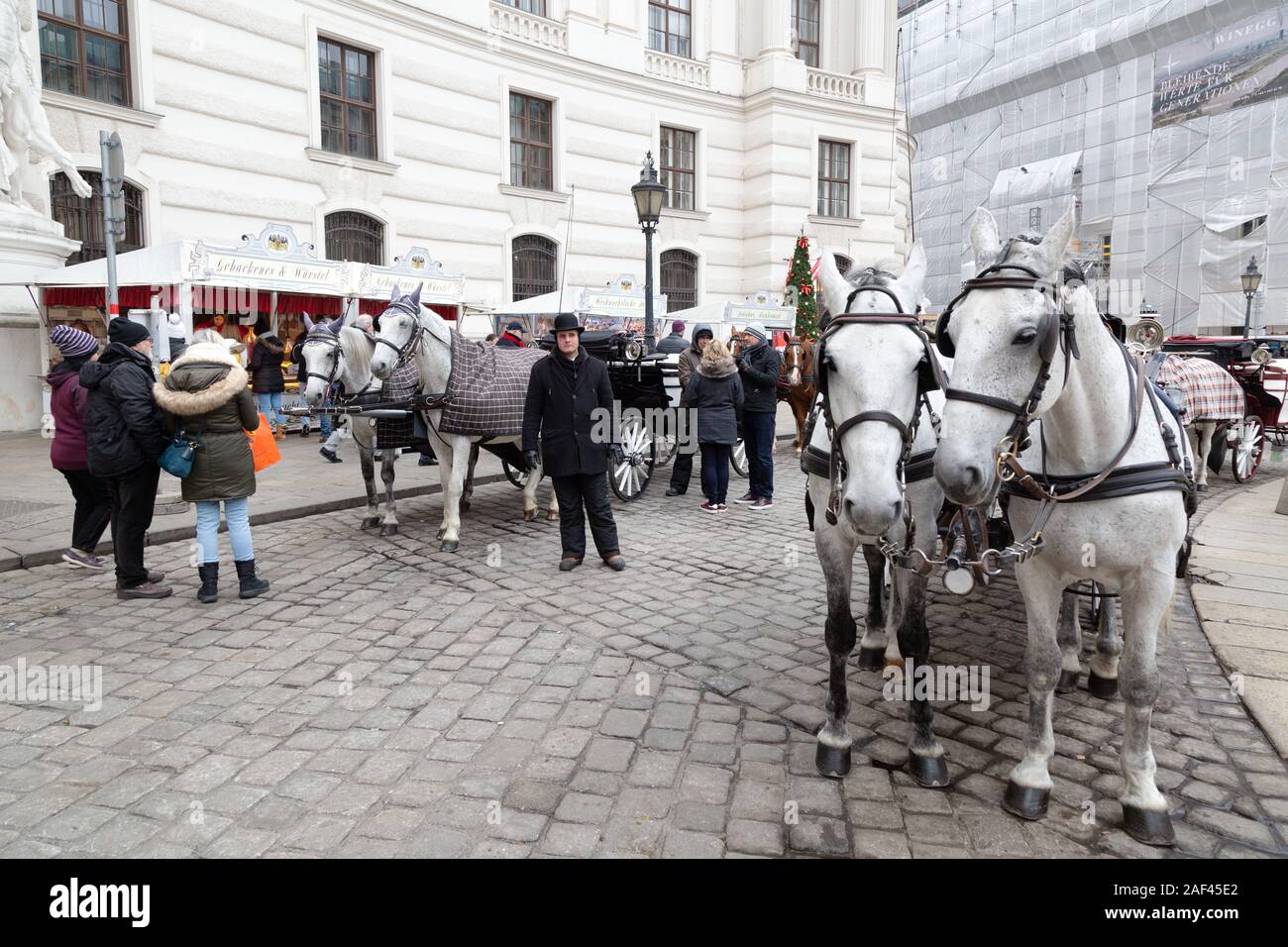 Vienna street scene; Cavallo e Carrozza su strade acciottolate, alla Hofburg di Vienna Austria Europa Foto Stock