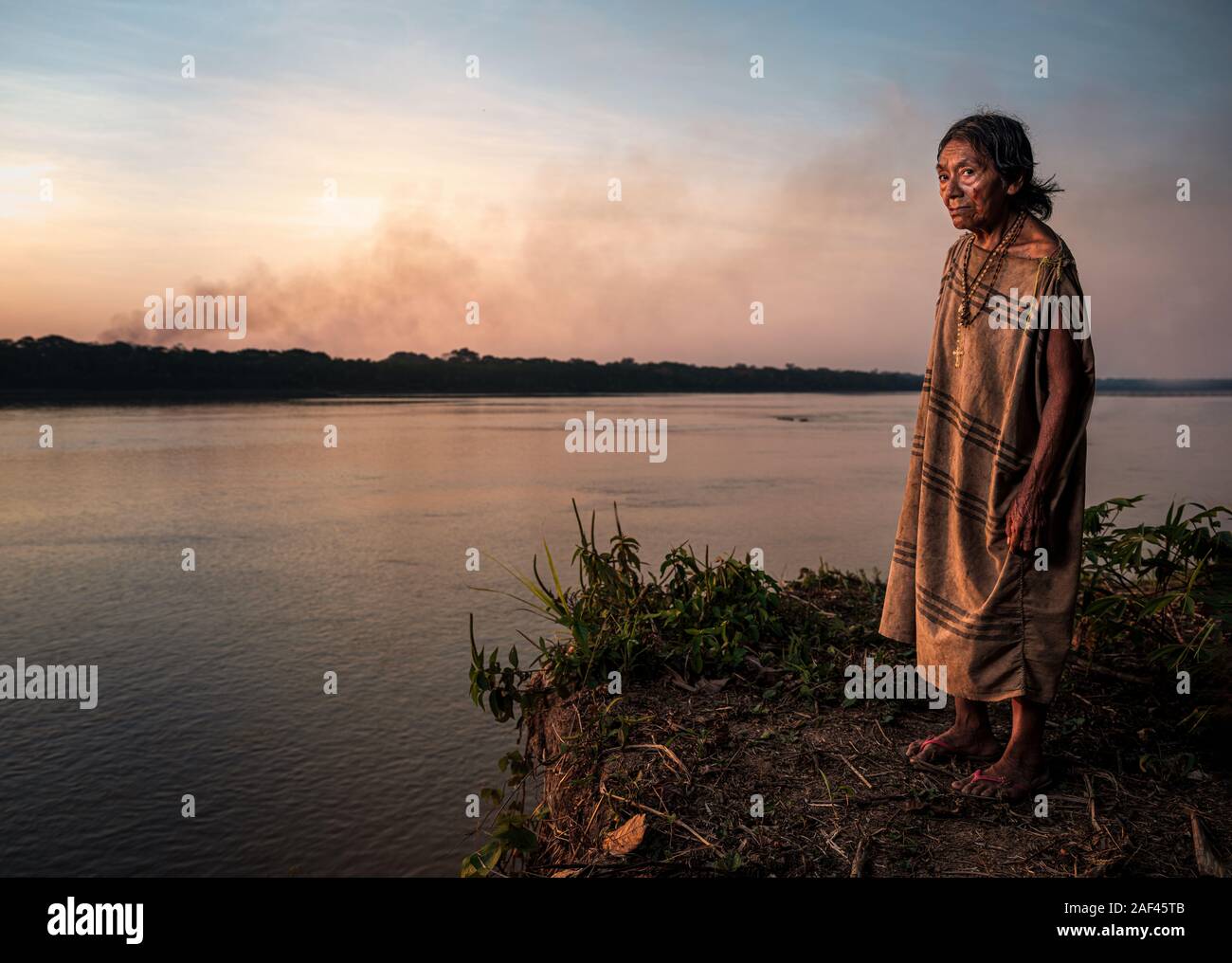 PUERTO MALDONADO, Perù - CIRCA NEL SETTEMBRE 2019: Ritratto di una donna anziana della tribù Machiguenga nell'Amazzonia peruviana. Foto Stock