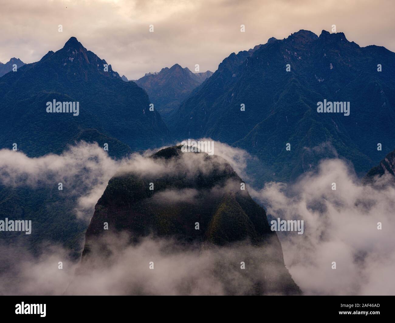 MACHU PICCHU, Perù - CIRCA NEL SETTEMBRE 2019: la vista delle montagne e la nebbia attorno a Machu Picchu in Perù. Foto Stock