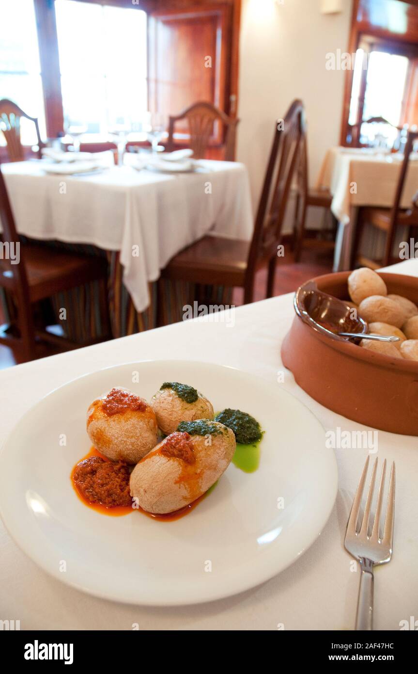 Papas arrugadas servire. Isole Canarie, Spagna. Foto Stock