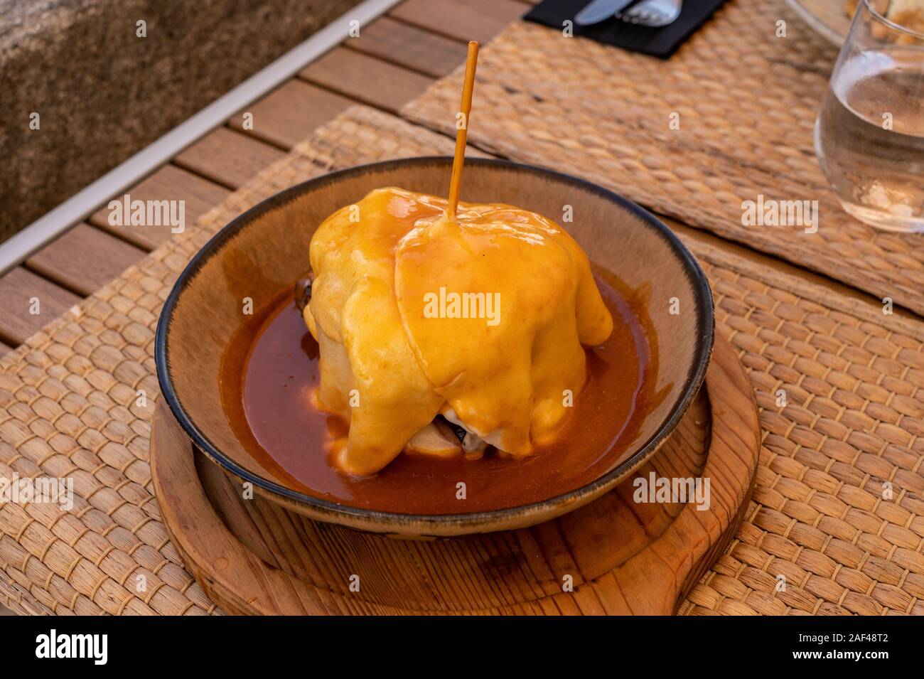 Tipico panino portoghese come croque monsieur chiamato Francesinha con il formaggio e la bistecca Foto Stock