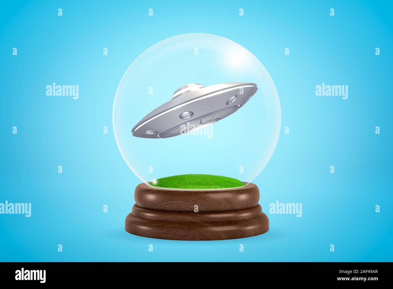 3D rendering di miniatured lucido grigio-argento UFO all'interno della sfera di vetro globe su fondo azzurro. La fantascienza. Enigmi e misteri. Foto Stock