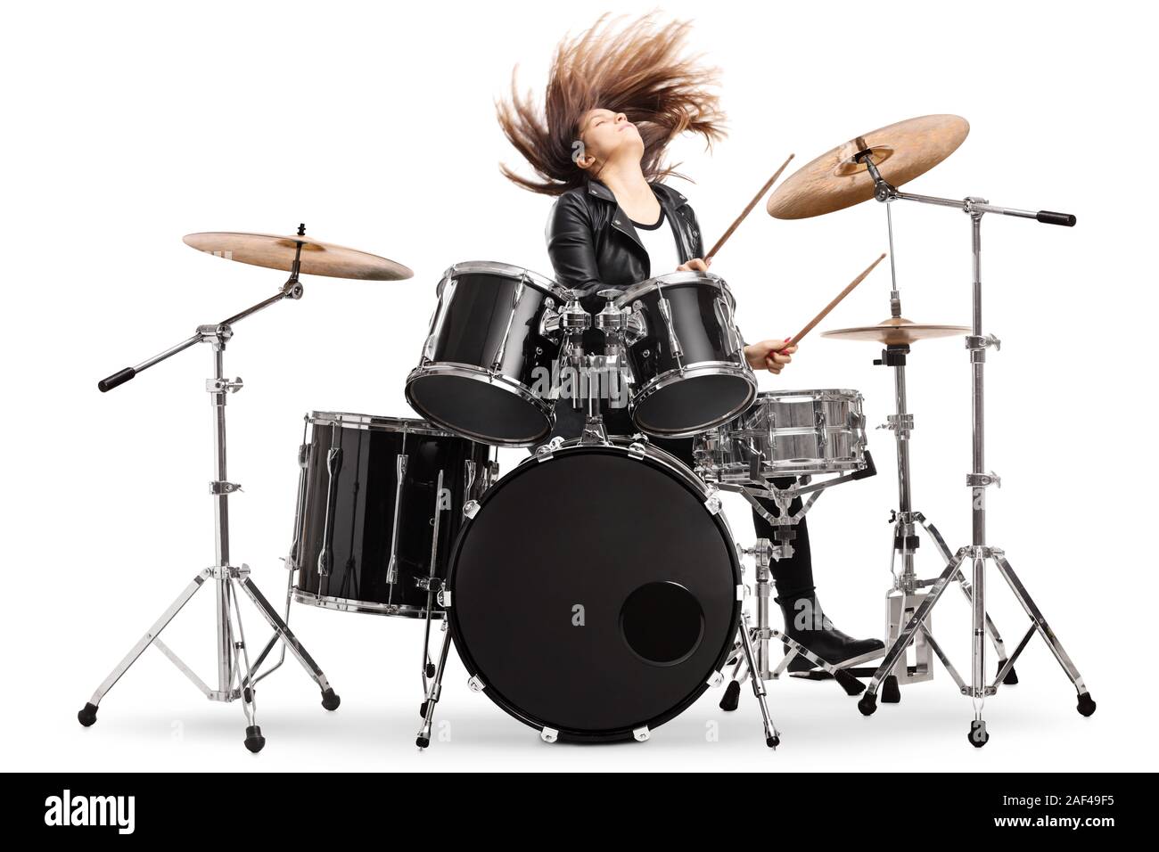 Femmina energico batterista gettando i suoi capelli e suonando la batteria isolato su sfondo bianco Foto Stock