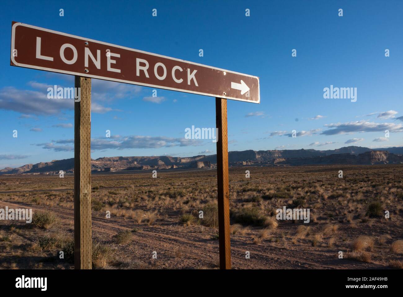 Un segno di Lone Rock in un vuoto di paesaggio del deserto. Foto Stock