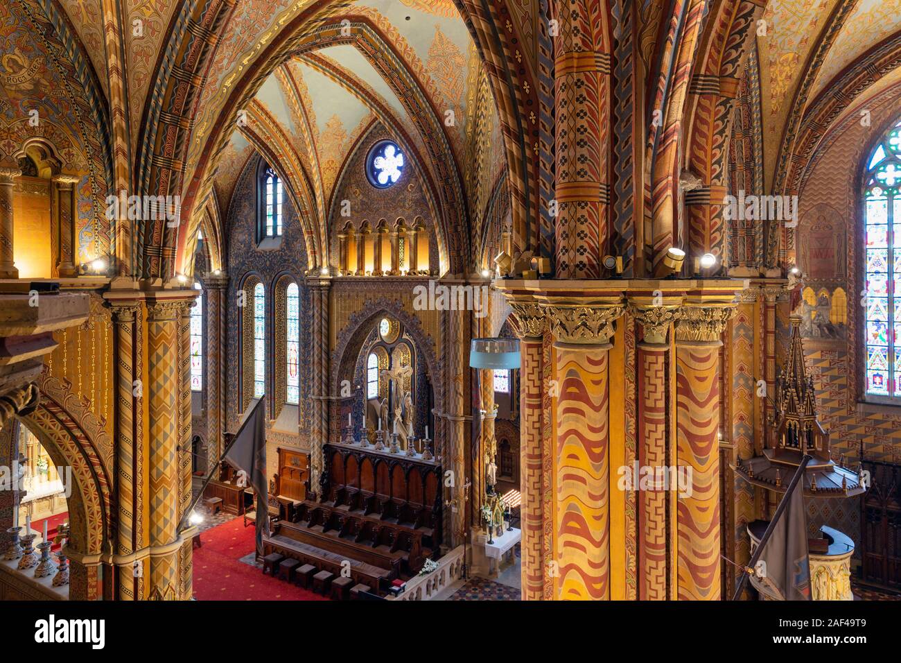 Budapest, Ungheria - Luglio 13, 2019: interni colorati della chiesa di San Mattia a Buda il quartiere del Castello di Budapest, Ungheria Foto Stock