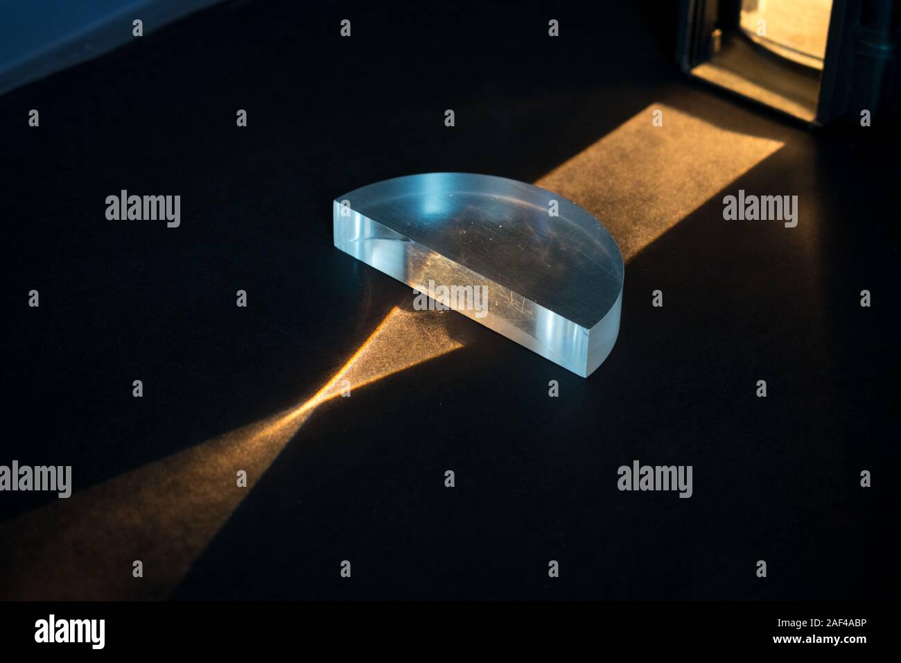 Esperimento di fisica. Il passaggio di un lightbeam attraverso una lente positiva, che mostra una configurazione convergente. La luce arriva insieme nel punto focale. Foto Stock