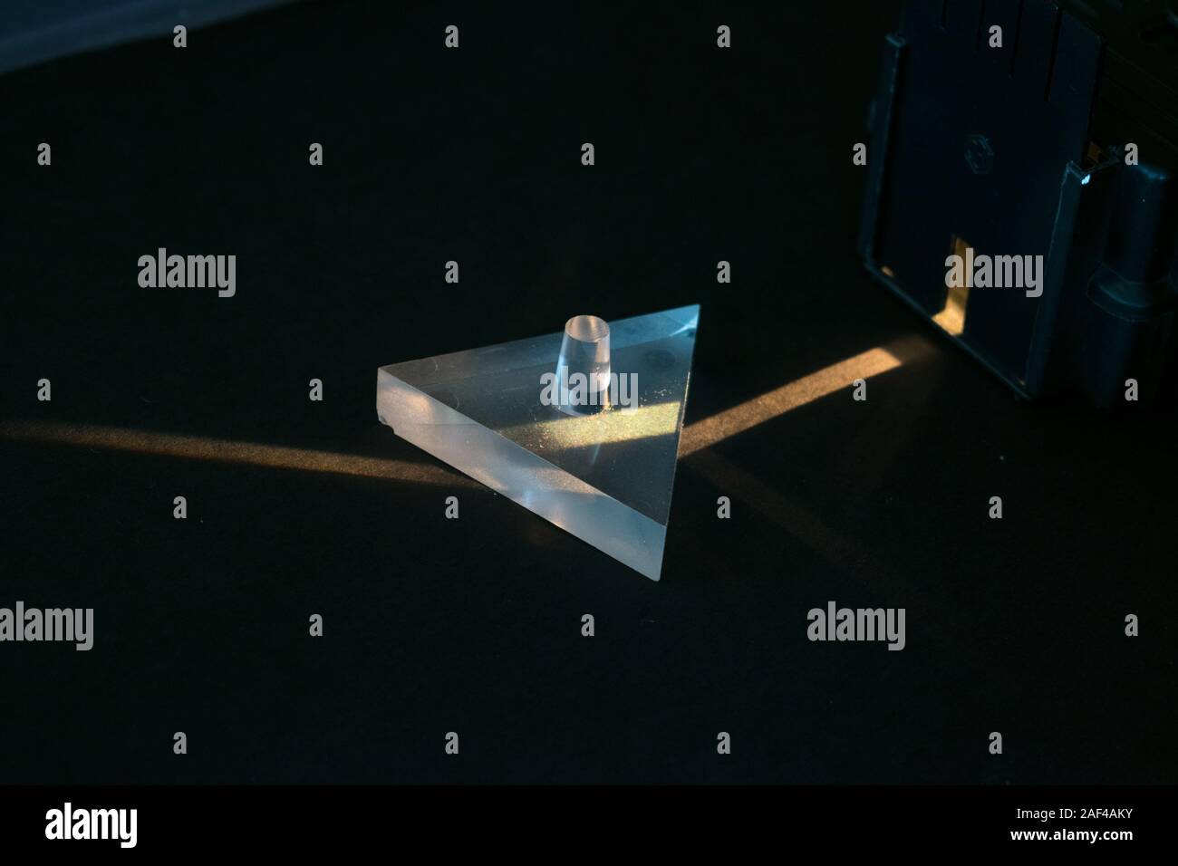 Dimostrazione di rottura della luce in un prisma. Esperimento di fisica. Foto Stock