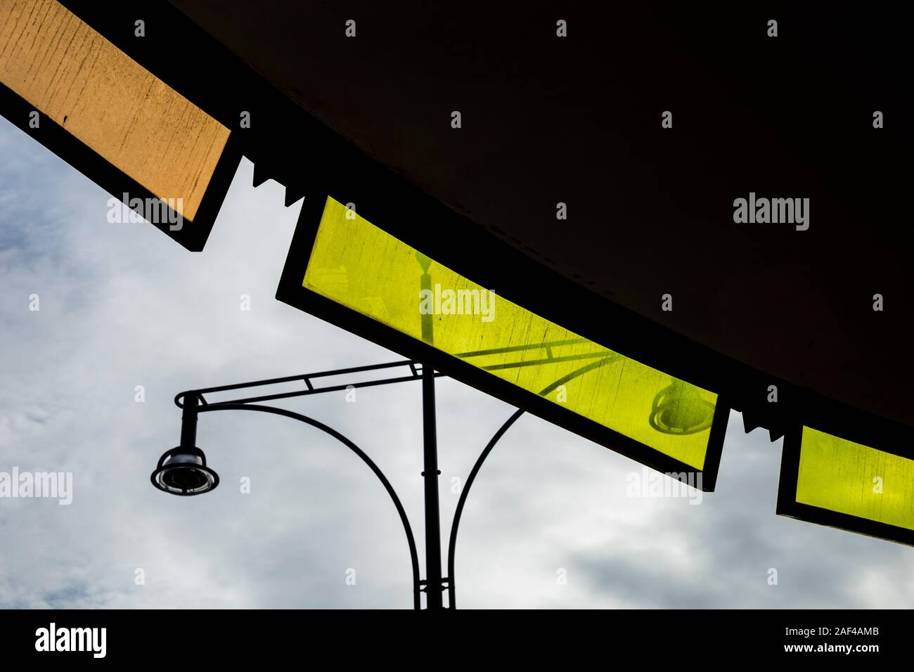 Colorati pannelli di vetro sulla facciata di un palazzo a Berlino, Germania. Foto Stock