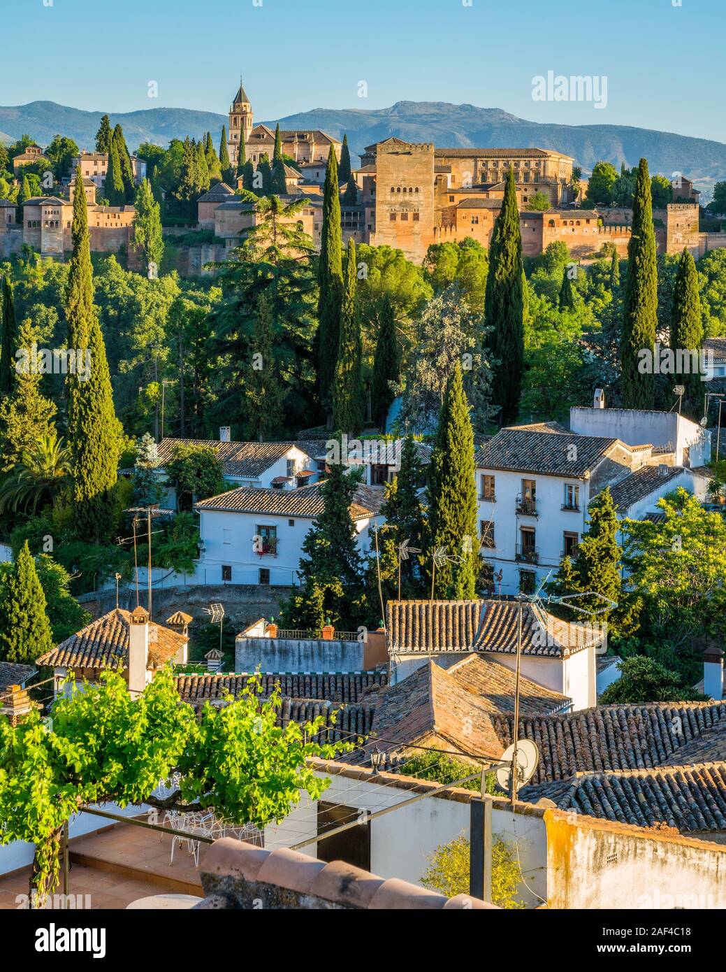 Vista panoramica del Palazzo Alhambra e il quartiere Albaicin di Granada. Andalusia, Spagna. Foto Stock