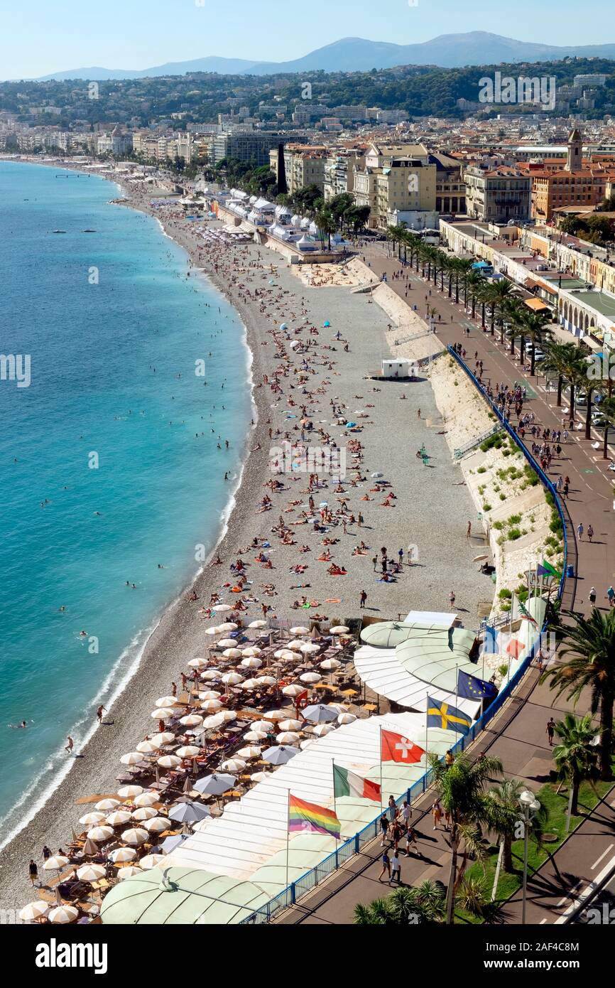 Promenade des Anglais e Castel Plage beach club & restaurant (fondo) visto da Le Château / Castle Hill, Nizza Côte d'Azur, in Francia, in Europa Foto Stock