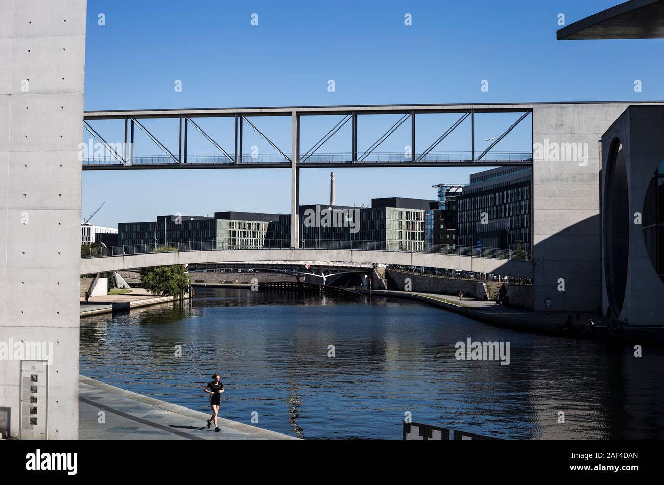 Un runner sulle rive del fiume Sprea a Berlino, Germania Foto Stock