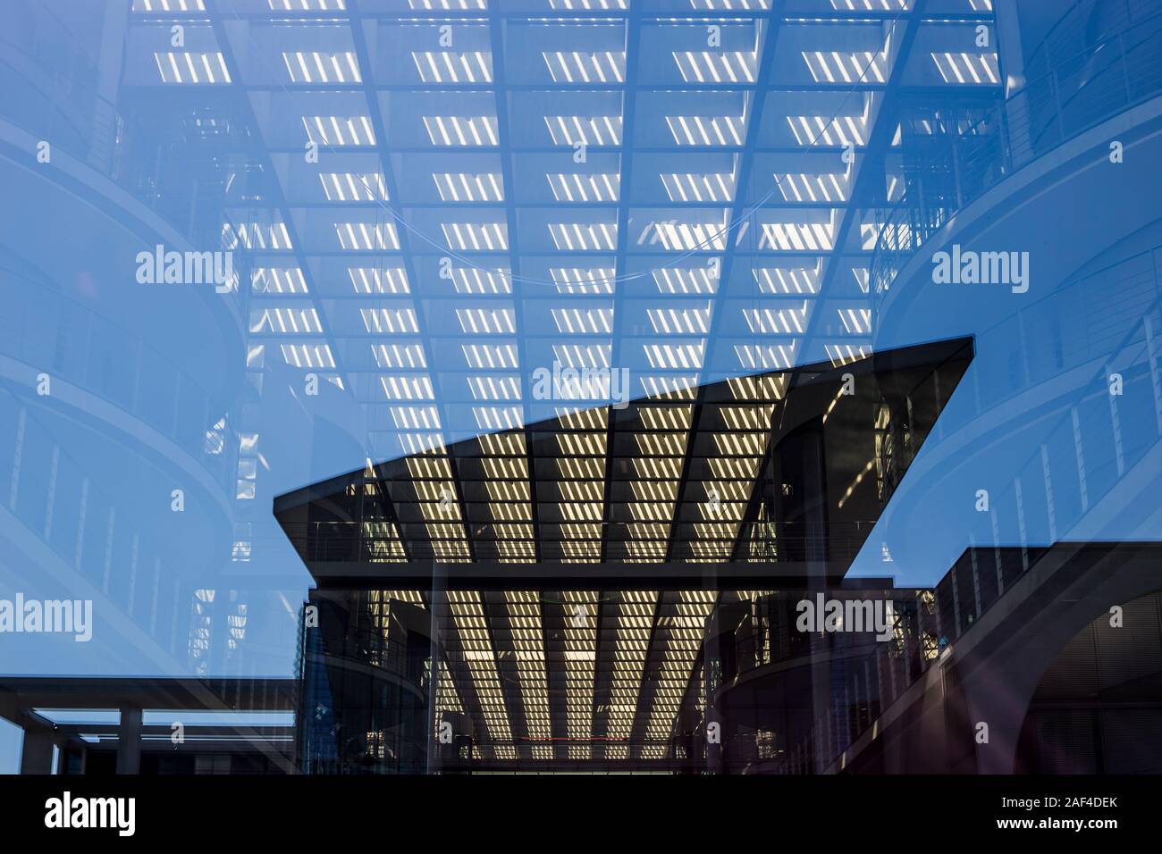 La riflessione nelle finestre del Paul Lobe Haus a Berlino, Germania Foto Stock