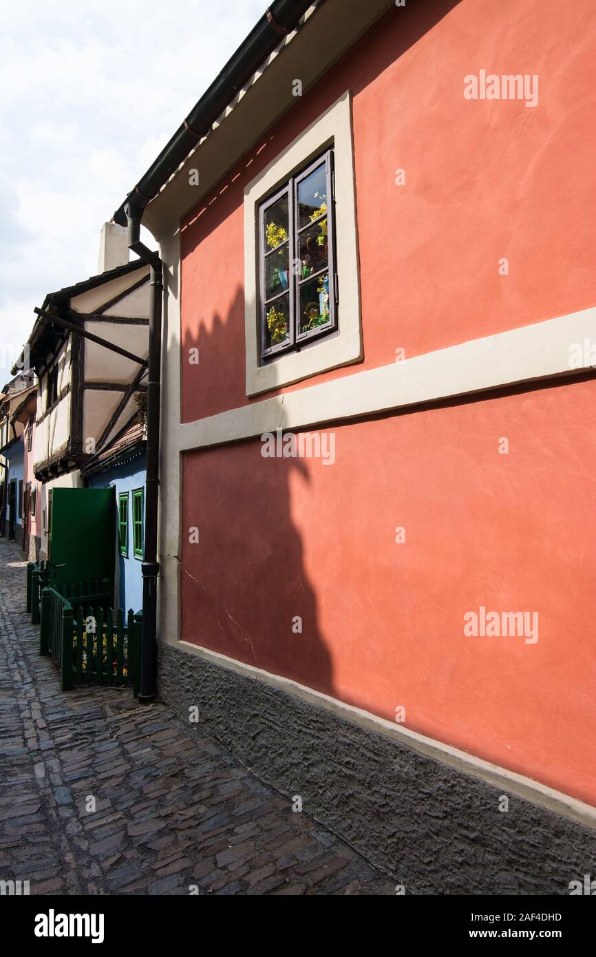 Golden Lane è una strada situata nel Castello di Praga. Originariamente costruita nel XVI secolo prende il suo nome da orafi che vi abitò nel Foto Stock