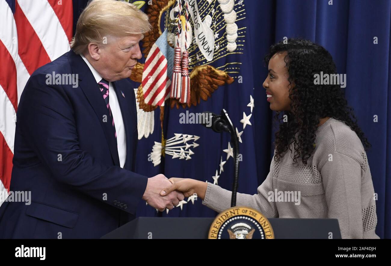 Presidente Donald Trump (L) scuote le mani con Kansas City insegnante Tseyon Mamo dopo fece il commento a una casa Bianca Vertice sulla cura dei bambini e i congedi retribuiti, giovedì, 12 dicembre 2019, a Washington, DC. La casa ha recentemente approvato la legislazione federale di concessione ai lavoratori 12 settimane di congedo parentale. Foto di Mike Theiler/UPI Foto Stock