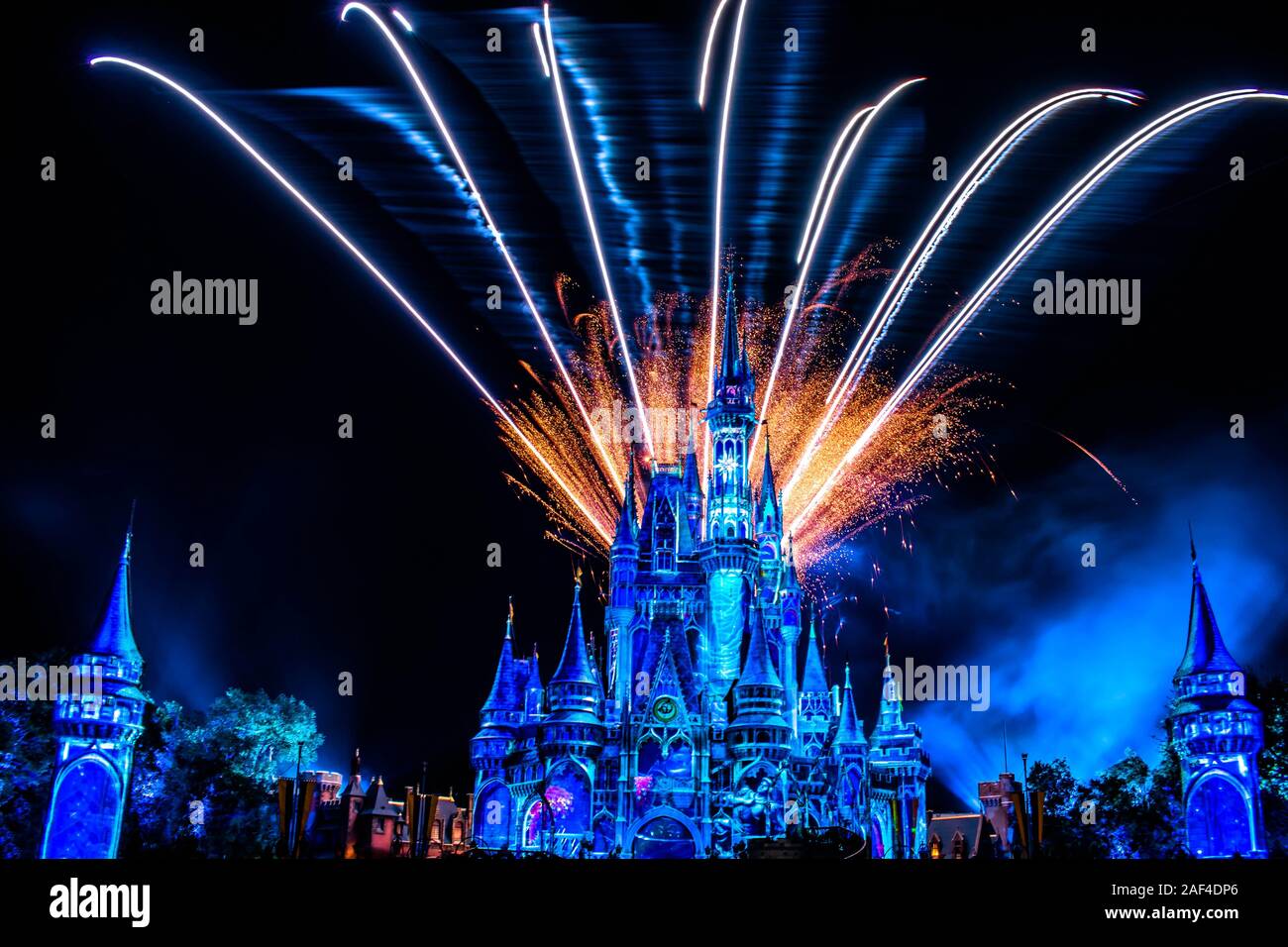 Orlando, Florida. Dicembre 05, 2019. Felicemente mai dopo è spettacolare spettacolo di fuochi d'artificio a Cenerentola del castello e il Magic Kingdom Foto Stock