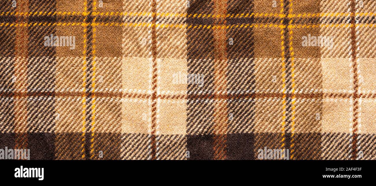 Controllare marrone tessuto. Lana scozzese. Tessuto per rivestire i plaid tuta. Close-up. Sfondo Foto Stock