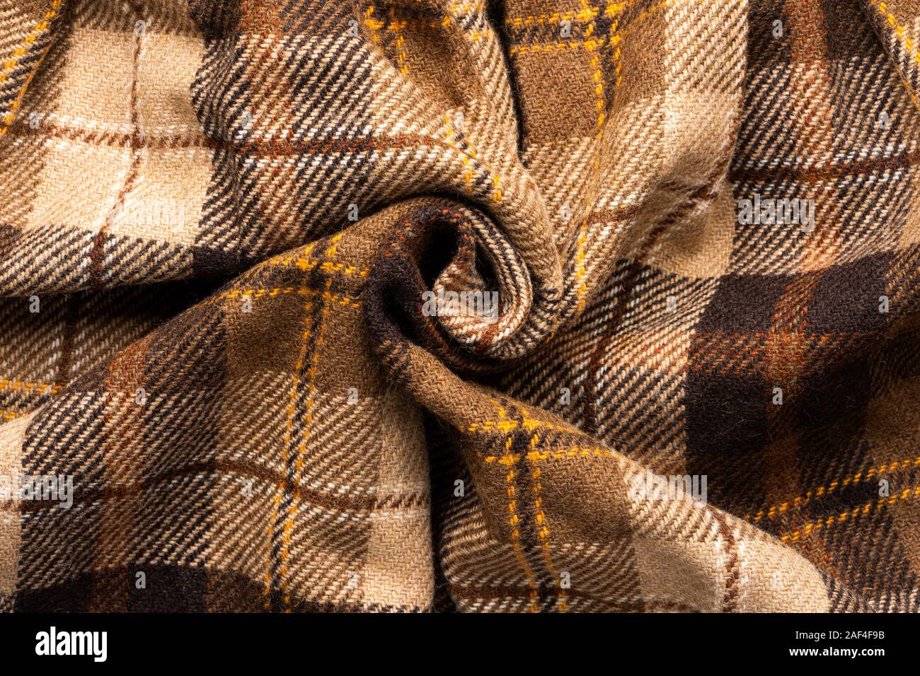 Controllare marrone tessuto. Lana scozzese. Tessuto per rivestire i plaid tuta. Close-up. Sfondo Foto Stock