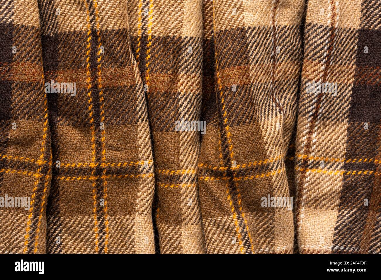 Controllare marrone tessuto. Lana scozzese. Tessuto per rivestire i plaid tuta. Close-up. Sfondo Foto Stock
