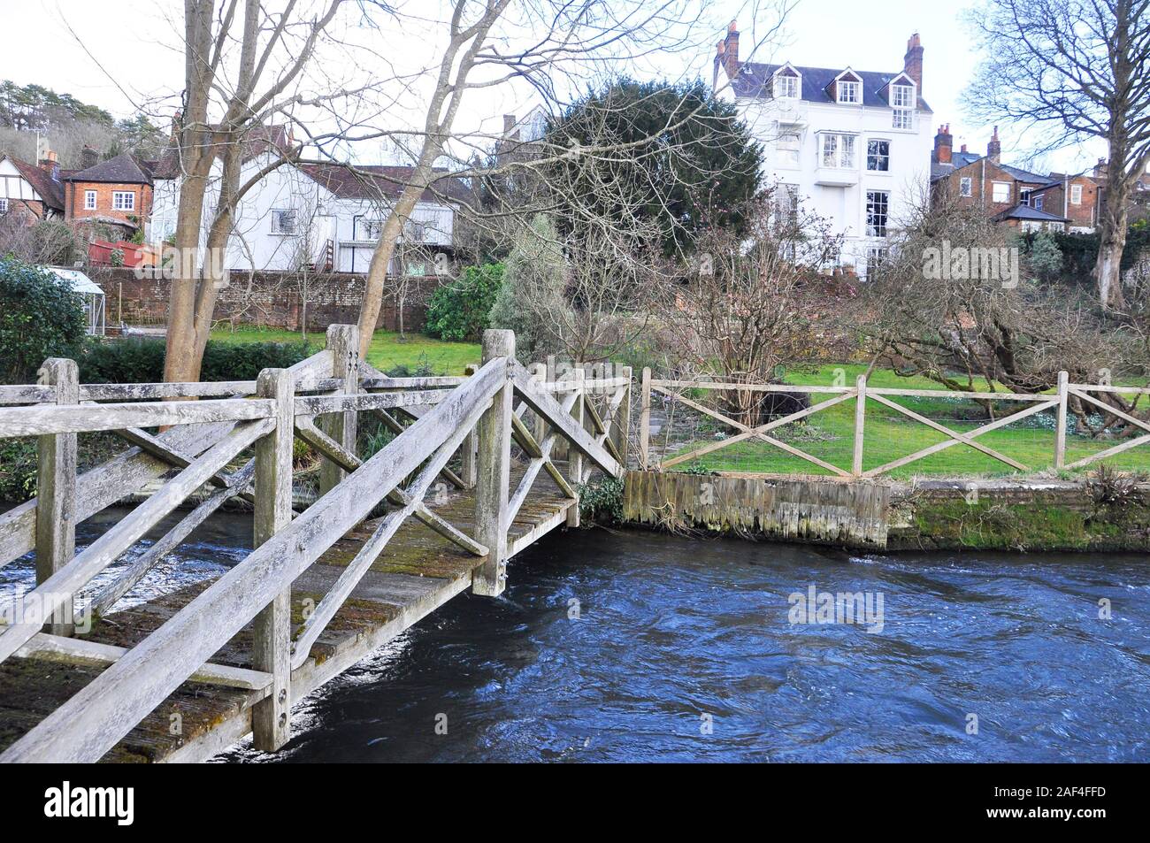 Ponte in legno sul fiume Itchen, che scorre attraverso il centro di Winchester, Hampshire, Inghilterra.UK Foto Stock