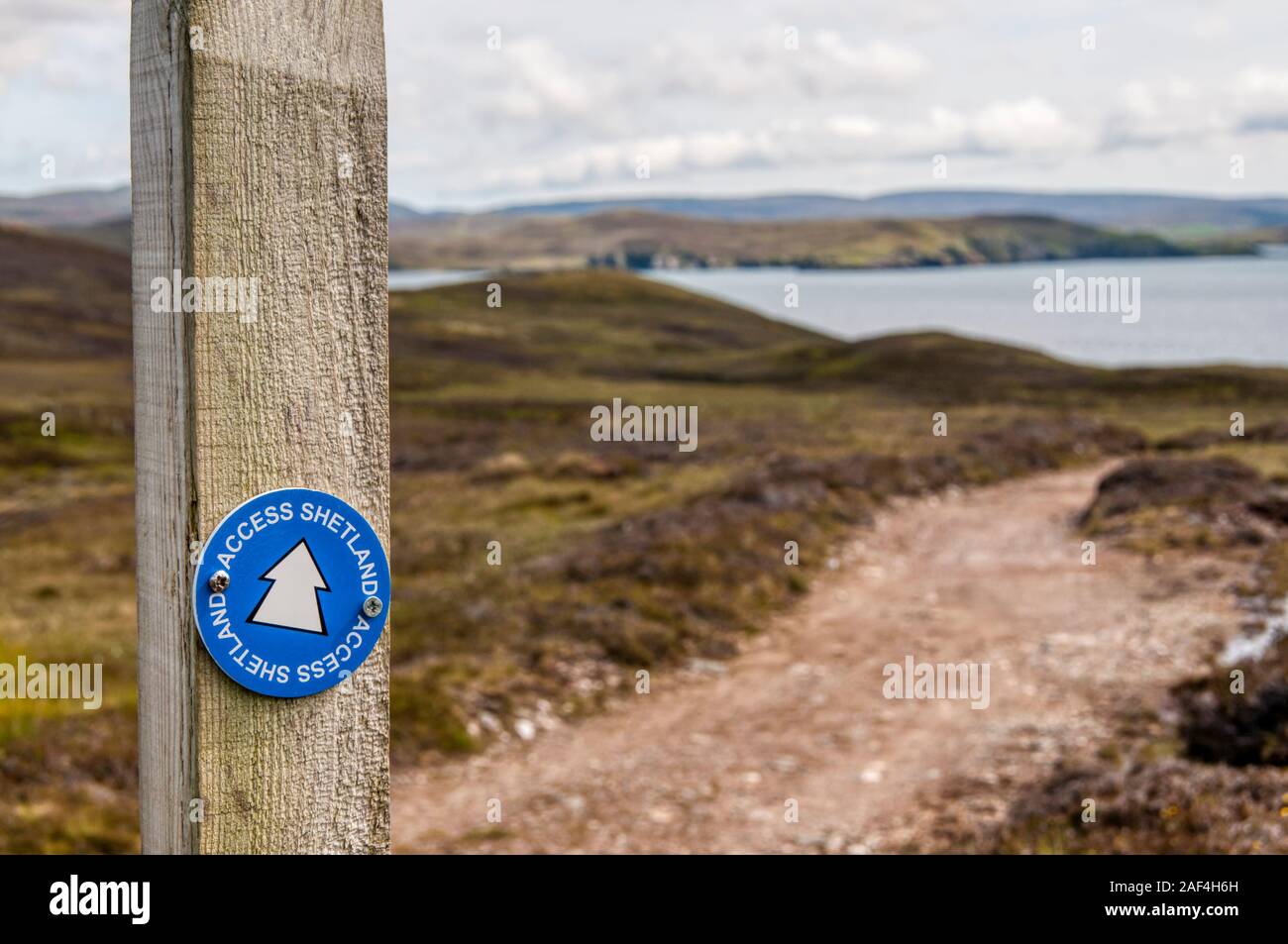 Accesso waymarking Shetland segno e un sentiero sulla sindrome di Muckle Roe, Shetland. Foto Stock