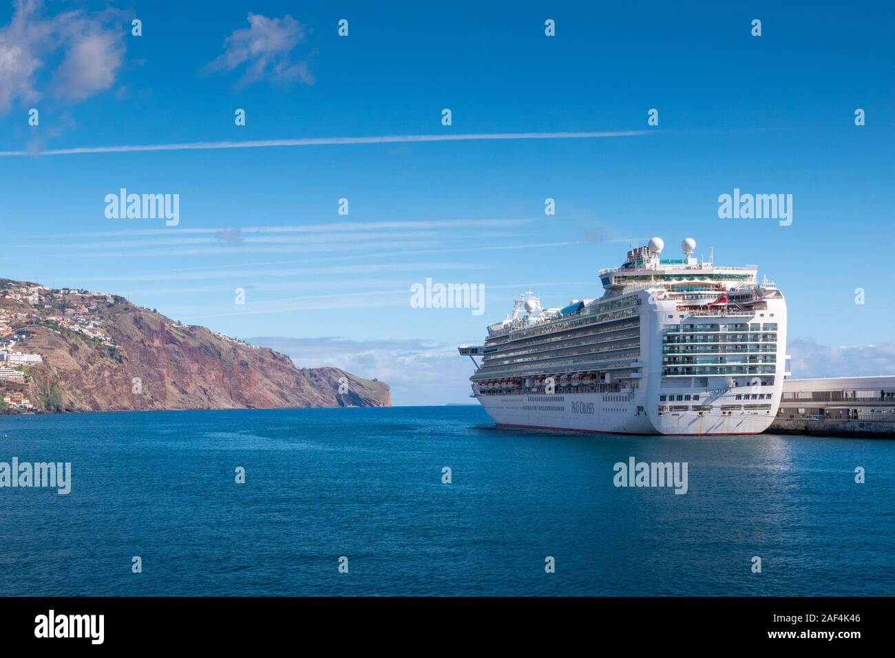 La P & O Cruises nave, Ventura, ormeggiata nel porto di Funchal, Madeira nel bel sole con spazio di copia Foto Stock