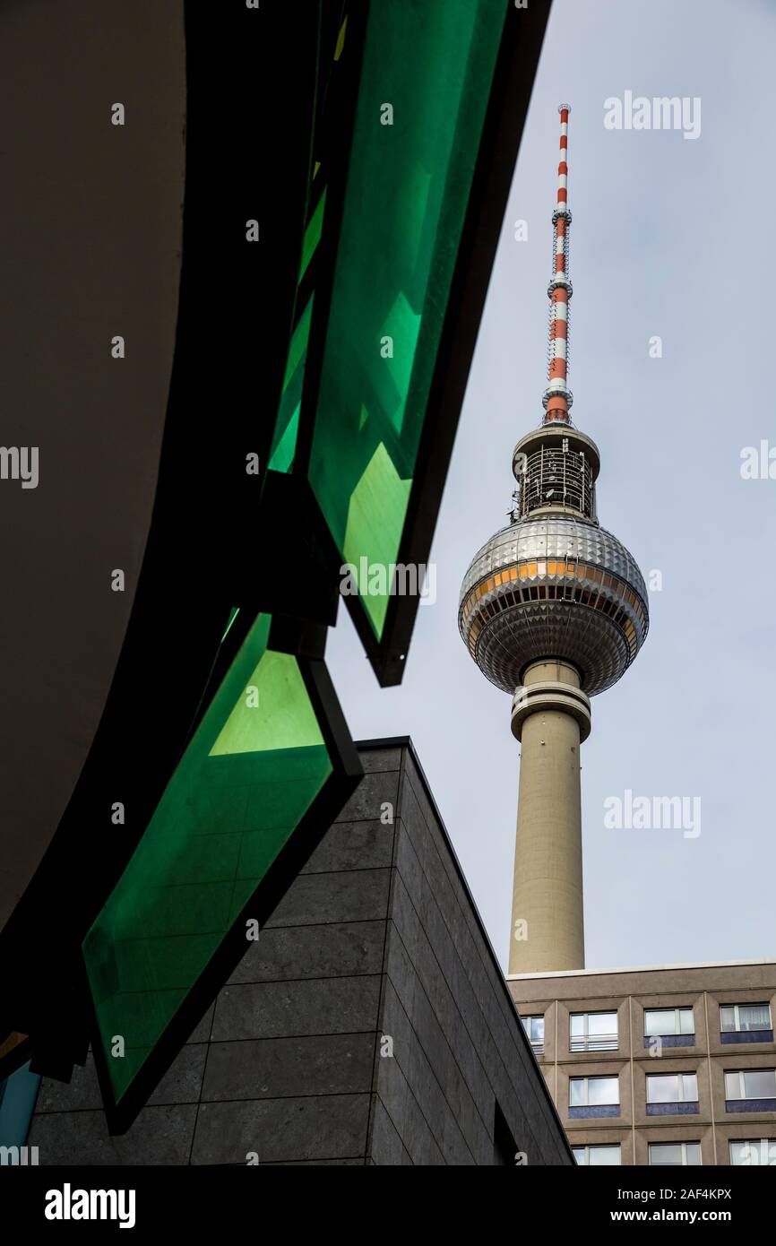 Una vista di Berlino la Torre della TV accanto a pannelli colorati di Berlino, Germania. Foto Stock