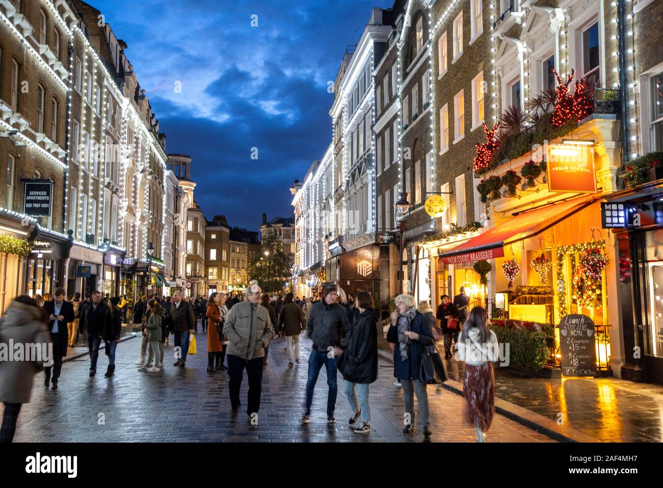 Covent Garden, nel West End di Londra, Gran Bretagna, mercato con molti negozi e bancarelle natalizie, Foto Stock