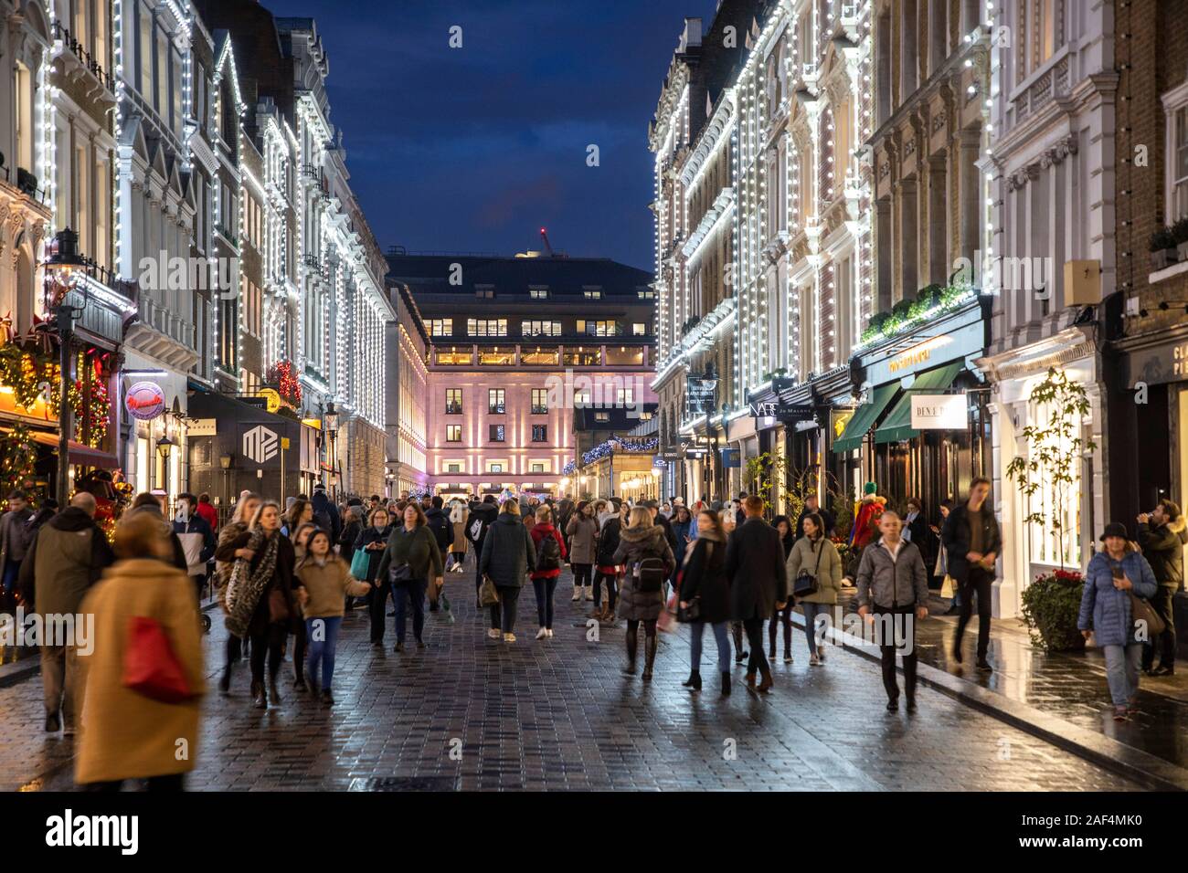 Covent Garden, nel West End di Londra, Gran Bretagna, mercato con molti negozi e bancarelle natalizie, Foto Stock