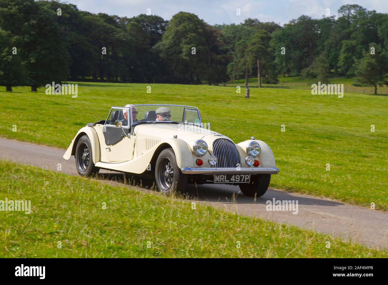 1974 anni 70 crema Morgan 4/4 automobili classiche, storici, amati, vecchi temporizzatori, collezionabili veterano d'epoca restaurato, veicoli storici di un tempo in arrivo per l'evento storico di Mark Woodward a Leighton Hall, Carnforth, Regno Unito Foto Stock