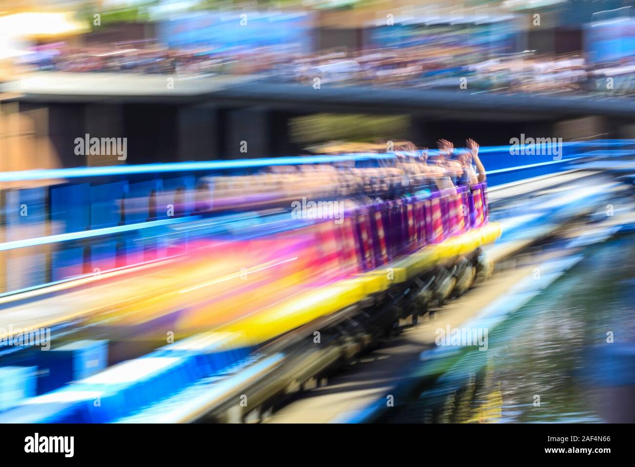 La gente sulle montagne russe e la fotografia di panning Foto Stock