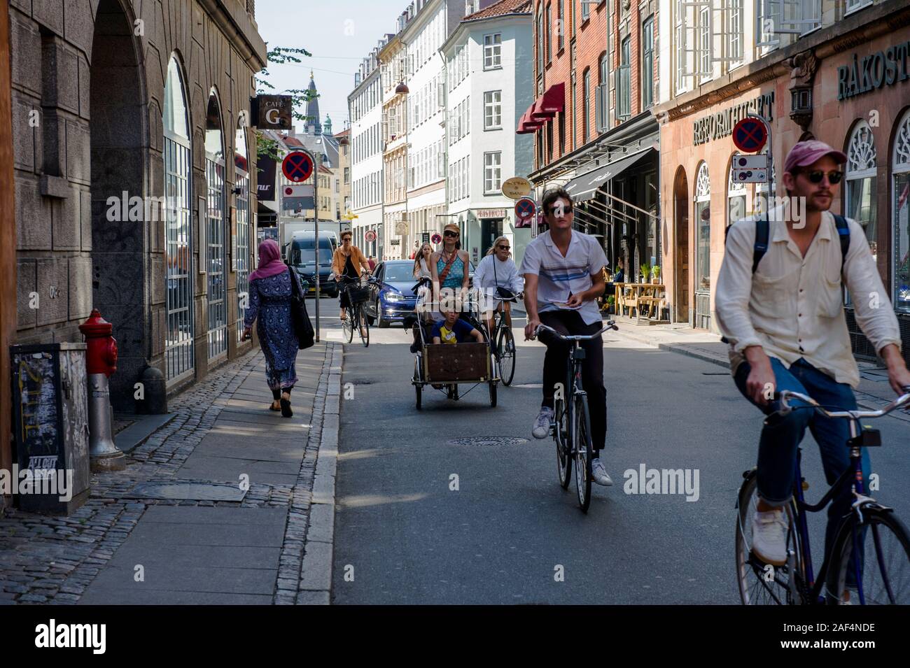 I ciclisti che viaggiano su strada di Copenaghen, Danimarca Foto Stock