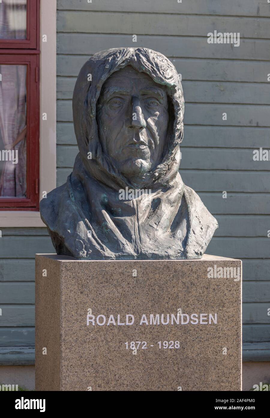 TROMSØ, Norvegia - Statua di esploratore polare Roald Amundsen, al museo polare. Foto Stock