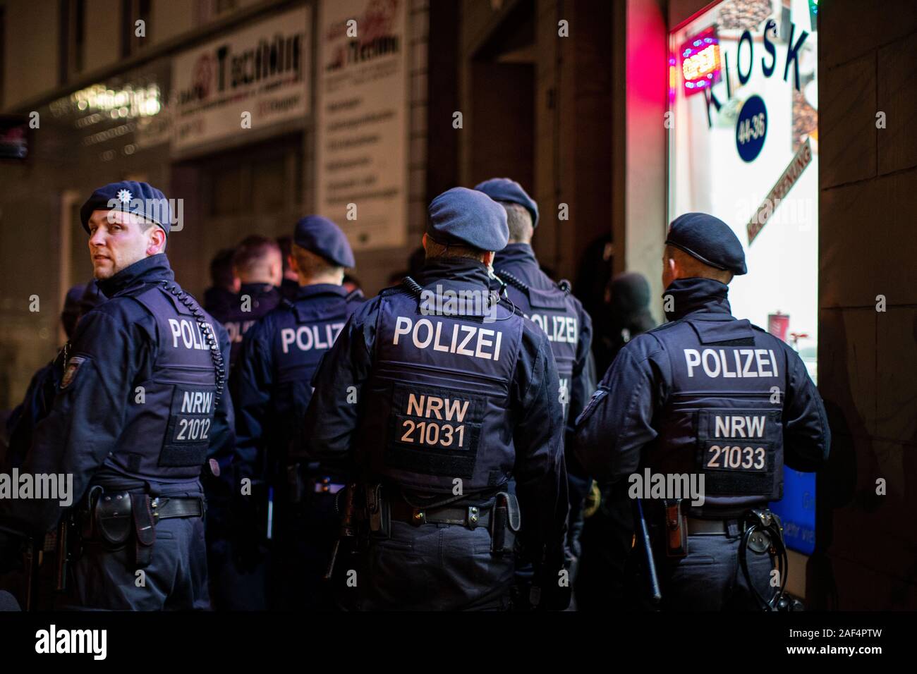 Wuppertal Elberfeld, Germania. 12 Dic, 2019. Gli agenti di polizia sono  incursioni Shisha bar, chioschi, ristoranti, sale giochi, negozi di  scommesse e case private su Gathe Street. La missione è stata segnata
