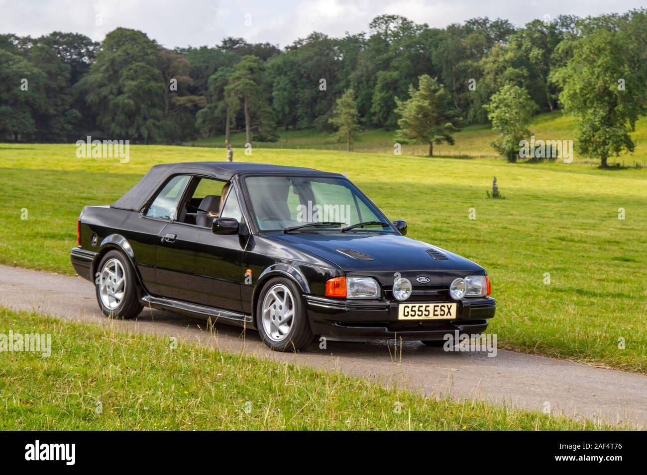 1989 80S nero Ford Escort 1.6i Cabriolet; automobili classiche, storici, amati, vecchi temporizzatori, Veterano d'epoca restaurato da collezione, veicoli di un tempo in arrivo per l'evento storico di Mark Woodward a Leighton Hall, Carnforth, Regno Unito Foto Stock