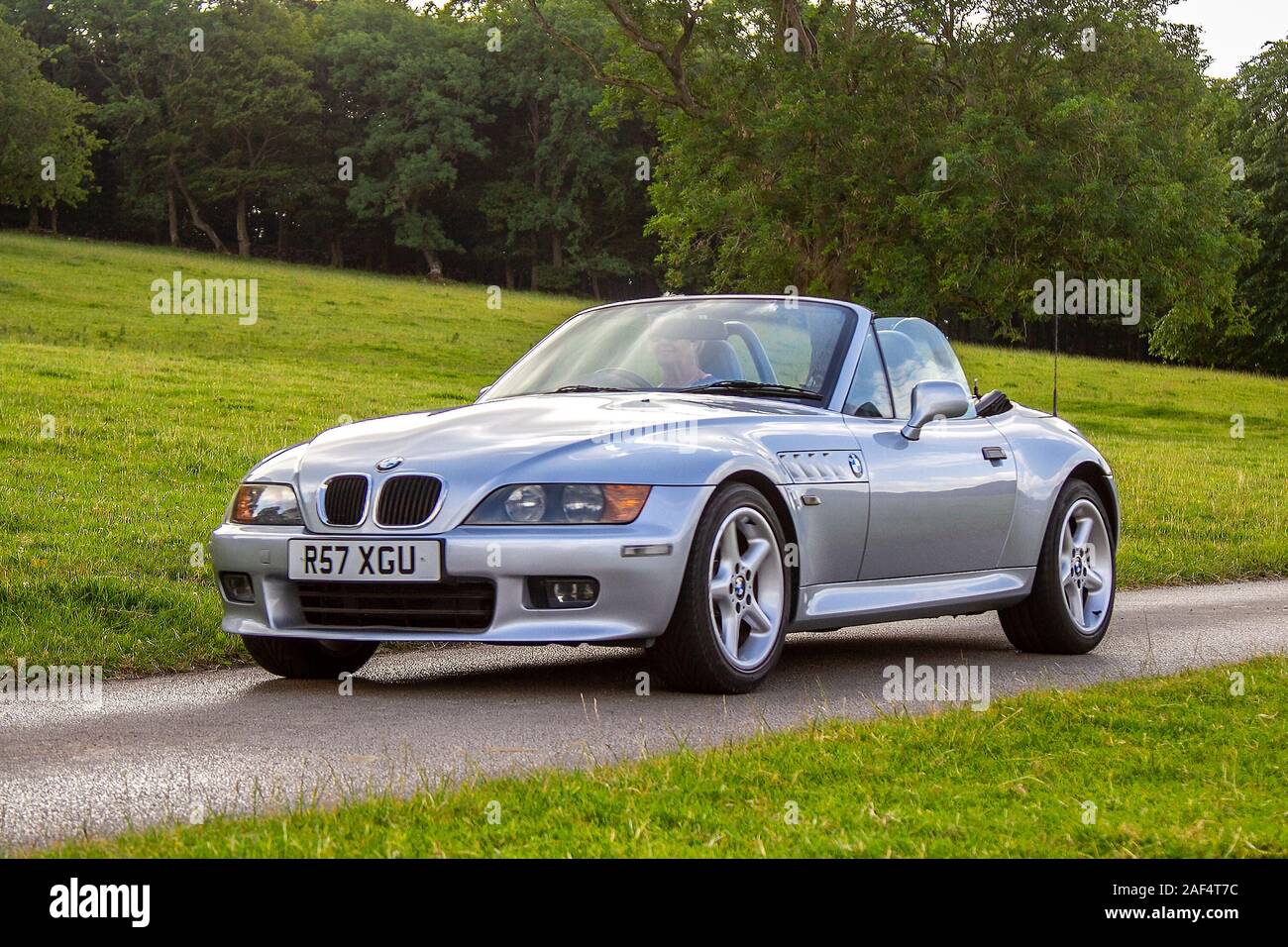 1998 90s argento BMW Z3; vetture classiche, storici, cari, vecchi temporizzatori, Veterano d'epoca restaurato da collezione, veicoli di un tempo in arrivo per l'evento storico di Mark Woodward a Leighton Hall, Carnforth, Regno Unito Foto Stock