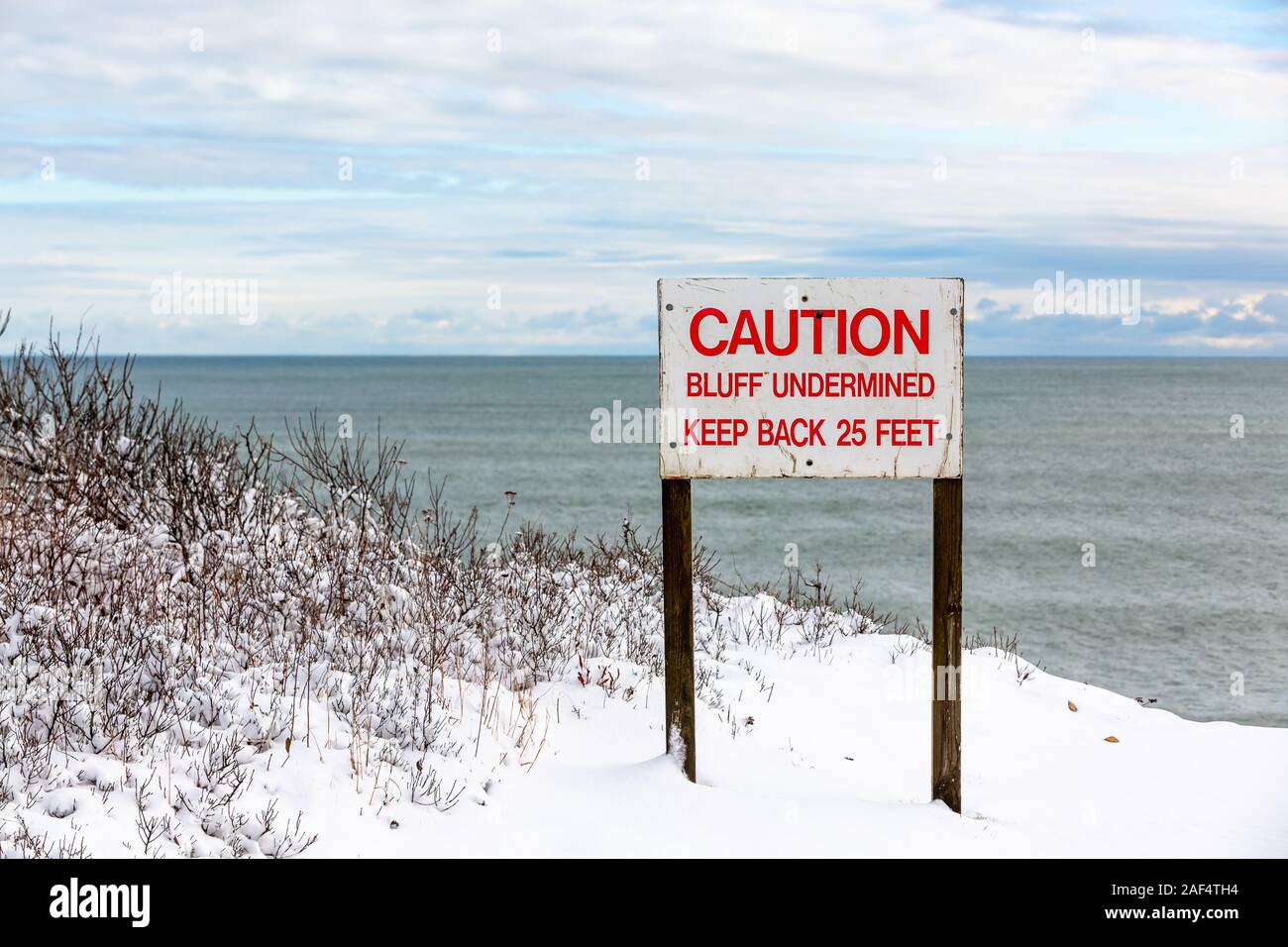 Segnale di avvertimento in corrispondenza di scogliere a Montauk, NY Foto Stock