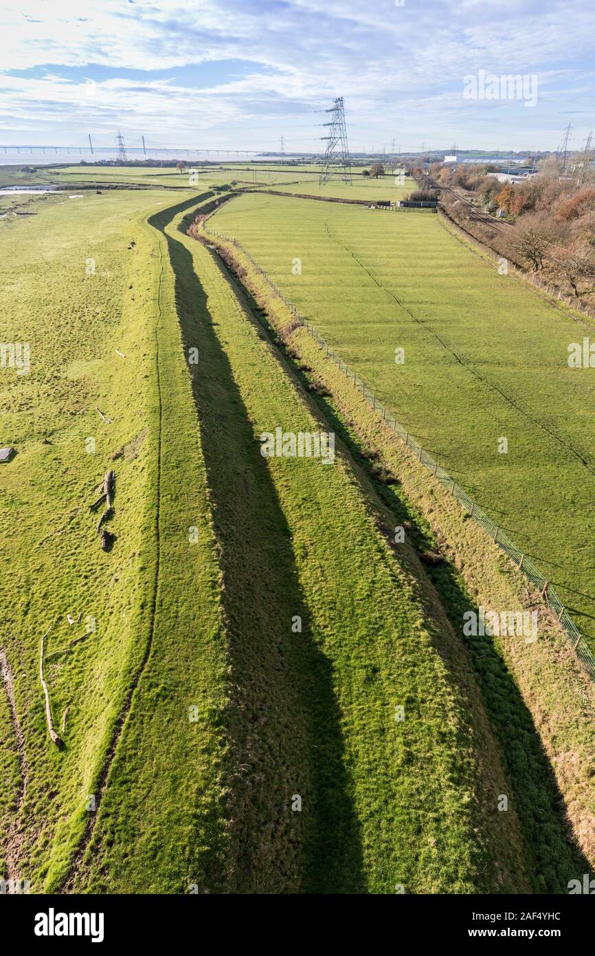 Mare difese sul fiume Wye estuario a Chepstow, Wales, Regno Unito Foto Stock