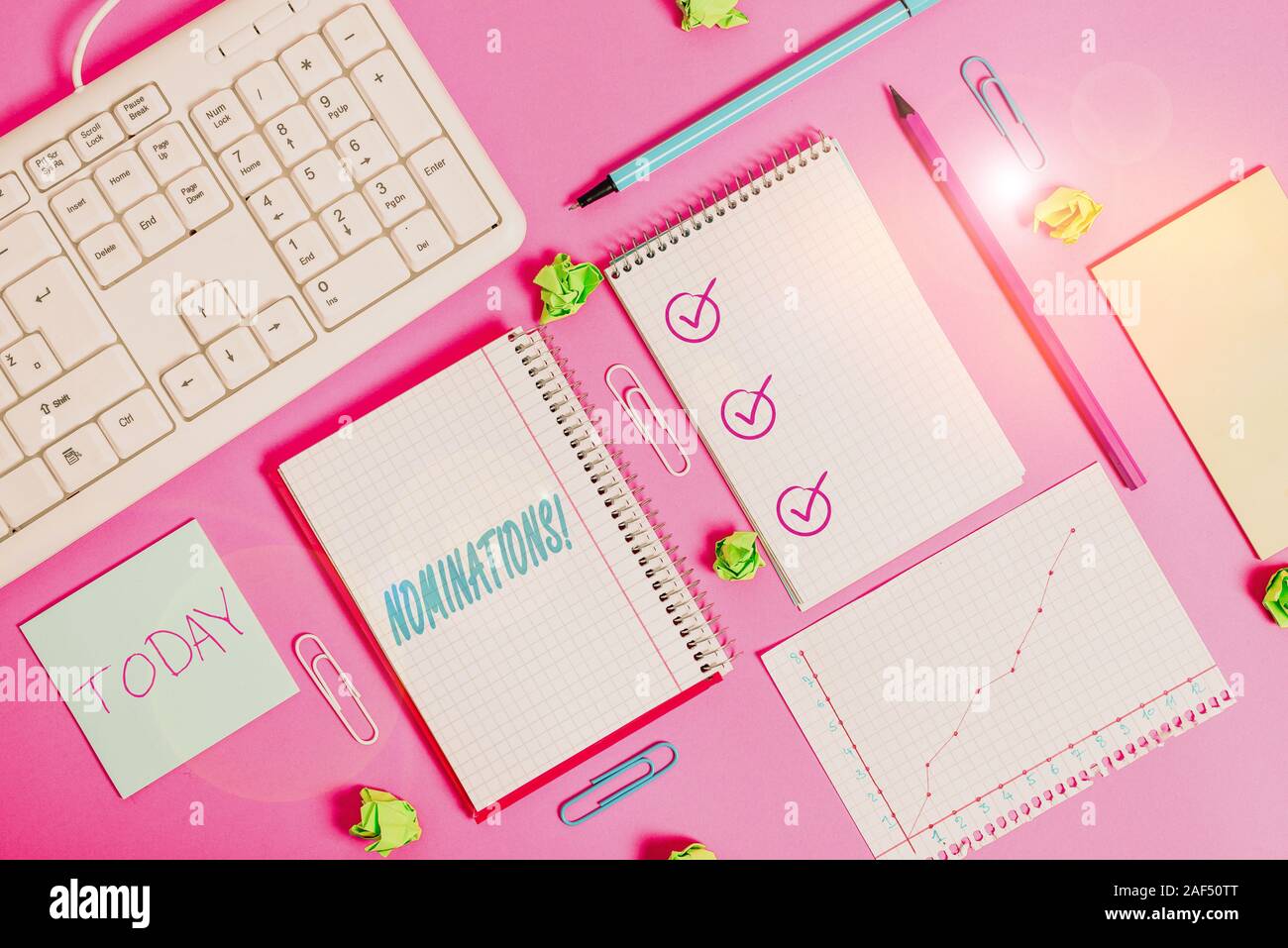 La scrittura della nota mostra le candidature. Il concetto di business per azione di nominare o essendo stato nominato per il premio di scrittura di attrezzature e computer degli animali Foto Stock