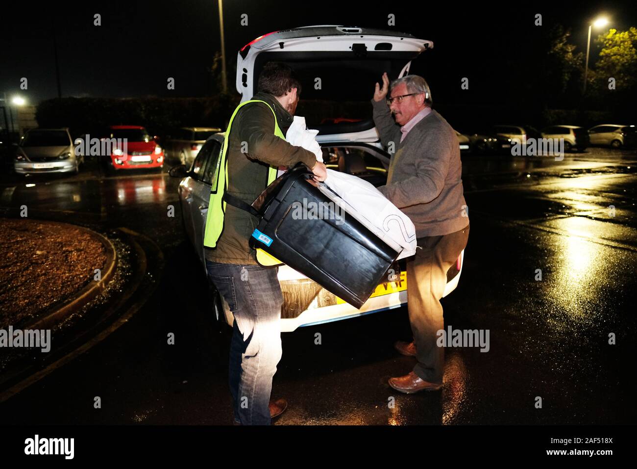 Hereford, Herefordshire, Regno Unito - Giovedì 12 Dicembre 2019 - Il primo scrutinio arriva alla elezione del centro di conteggio in Hereford poco dopo il voto terminato alle 22.00 - guide raccogliere le caselle sotto la pioggia da una flotta di veicoli. Il conteggio a Hereford si riferisce a due circoscrizioni nord Herefordshire e anche Hereford & South Herefordshire, sia restituito MPs Conservative nel 2017 elezione generale - Photo Steven Maggio / Alamy Live News Foto Stock