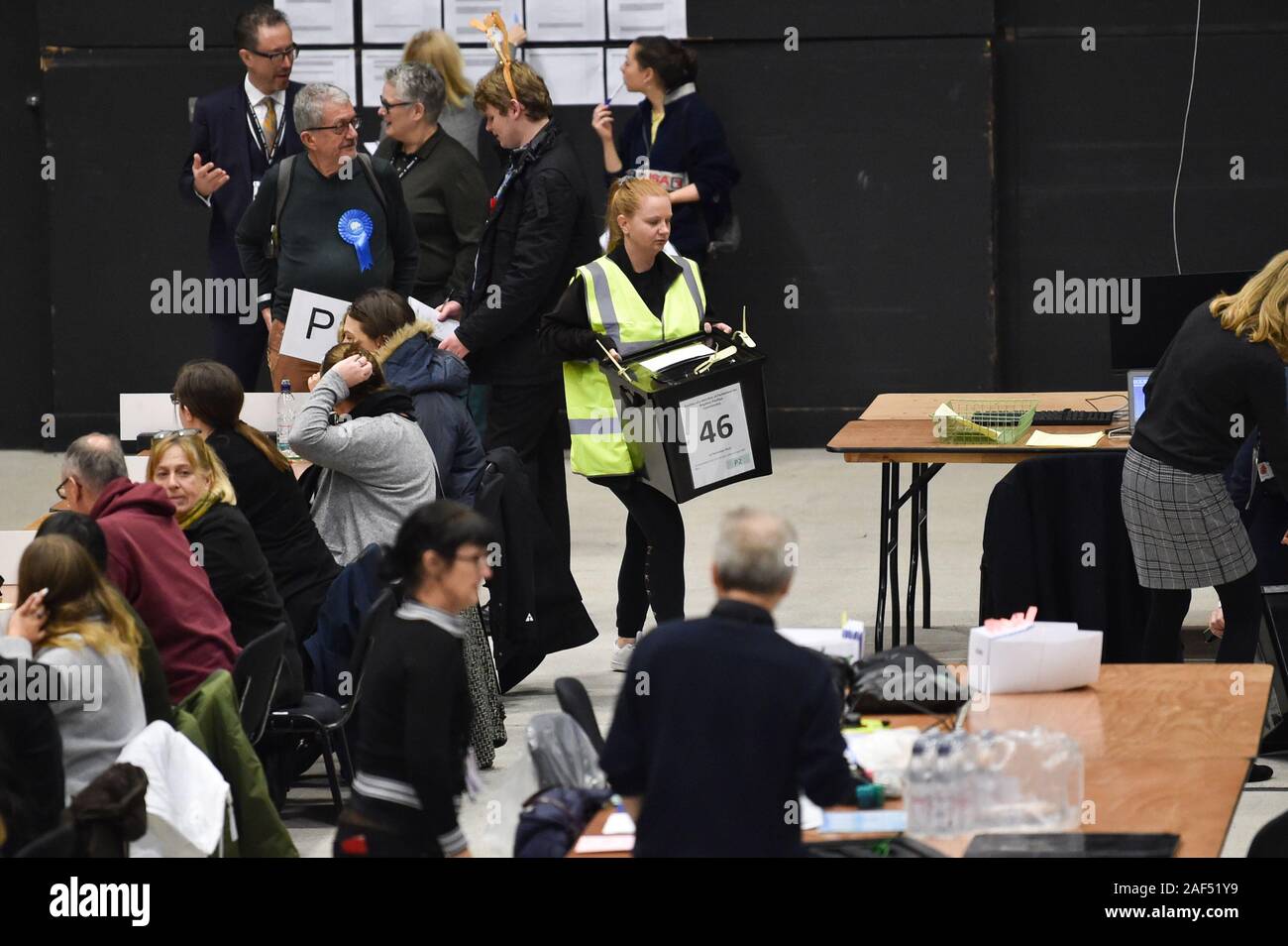 Brighton Regno Unito xii 2019 - inizia il conteggio per il Padiglione di Brighton , Hove e Brighton Kemptown circoscrizioni nelle elezioni generali votazione che si terrà nel centro di Brighton questa sera : credito Simon Dack / Alamy Live News Foto Stock