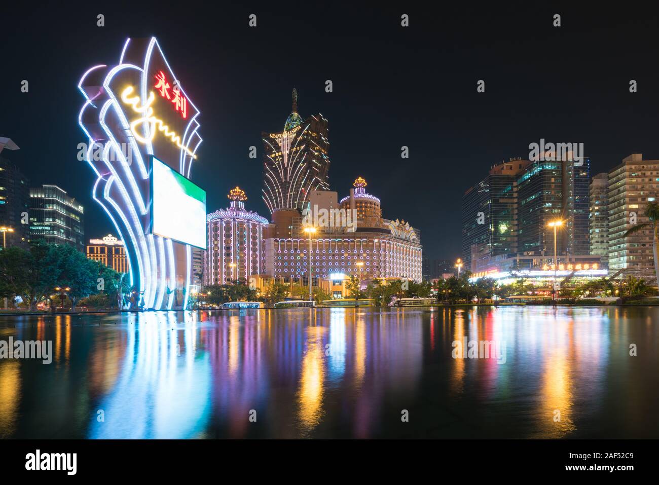 Macao, Cina - 14 Ottobre 2017: vista notturna di Macau (Macao). Il Grand Lisboa è il più alto edificio in Macau (Macao) e la maggior parte peculiare Foto Stock