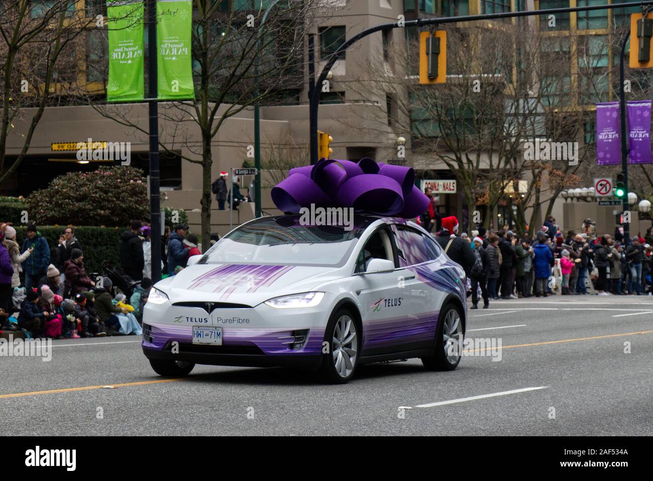 Vancouver, Canada - 1 Dicembre 2019: bianco 'Tesla' auto inizia l annuale Santa Claus Parade di Vancouver Foto Stock