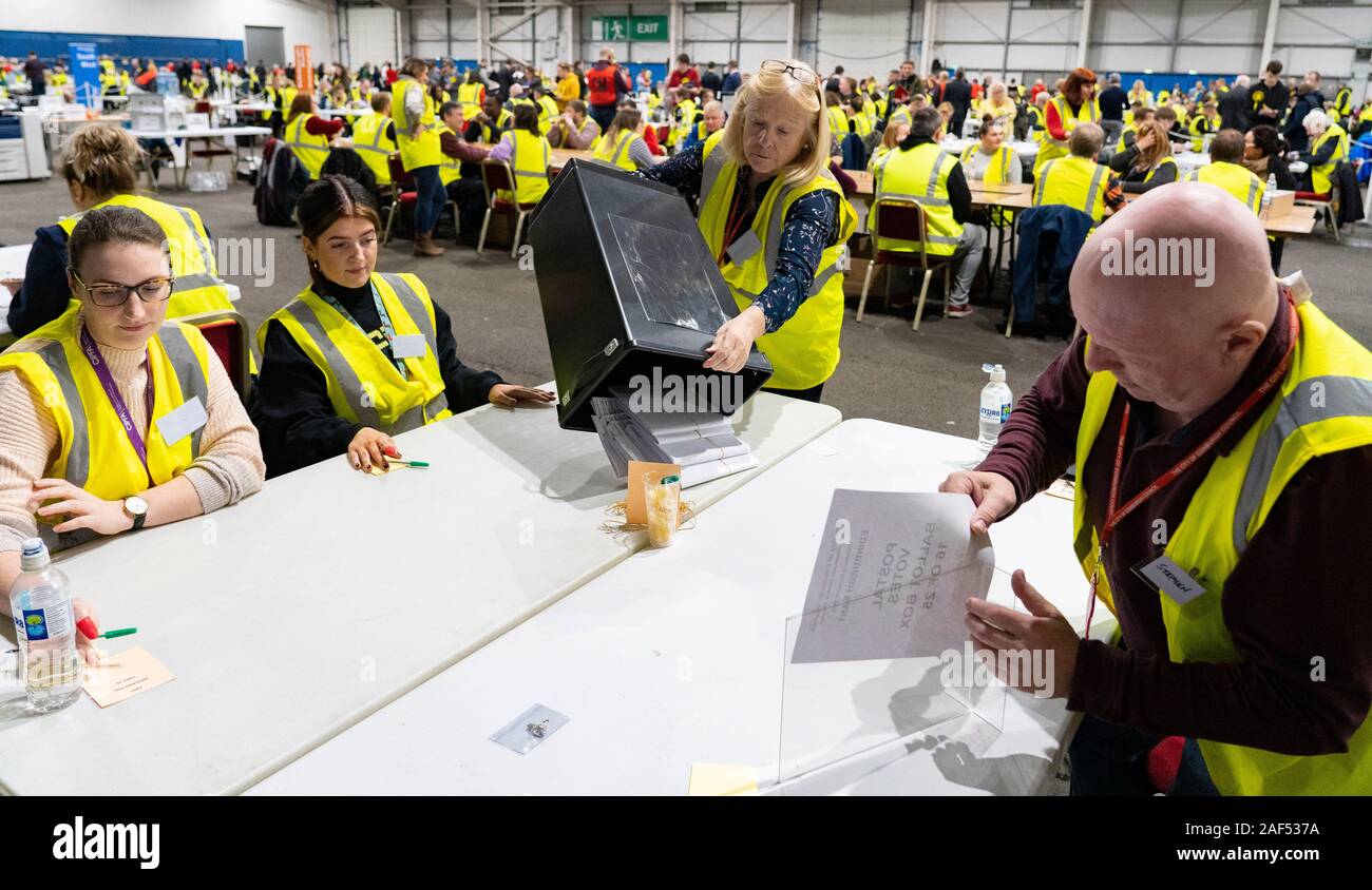 Edimburgo, Scozia, Regno Unito. Il 12 dicembre 2019. Scatola contenente voti postali svuotati su tabella a livello parlamentare generale conteggio elettorale presso il Royal Highland Centre di Edimburgo. Cinque circoscrizioni vengono conteggiati in Edinburgh, Edinburgh West, Edimburgo Sud Ovest, Edimburgo nord & Leith, Edimburgo a sud e ad est di Edimburgo. Iain Masterton/Alamy Live News Foto Stock