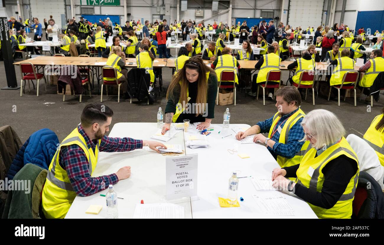 Edimburgo, Scozia, Regno Unito. Il 12 dicembre 2019. Voti postali vengano conteggiati a livello parlamentare generale conteggio elettorale presso il Royal Highland Centre di Edimburgo. Cinque circoscrizioni vengono conteggiati in Edinburgh, Edinburgh West, Edimburgo Sud Ovest, Edimburgo nord & Leith, Edimburgo a sud e ad est di Edimburgo. Iain Masterton/Alamy Live News Foto Stock