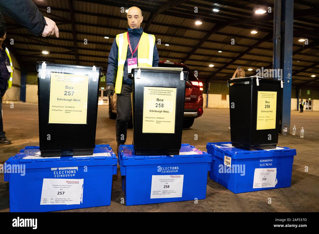 Edimburgo, Scozia, Regno Unito. Il 12 dicembre 2019. Primi voti arrivano al parlamentare elezione generale conte presso il Royal Highland Centre di Edimburgo. Cinque circoscrizioni vengono conteggiati in Edinburgh, Edinburgh West, Edimburgo Sud Ovest, Edimburgo nord & Leith, Edimburgo a sud e ad est di Edimburgo. Iain Masterton/Alamy Live News Foto Stock