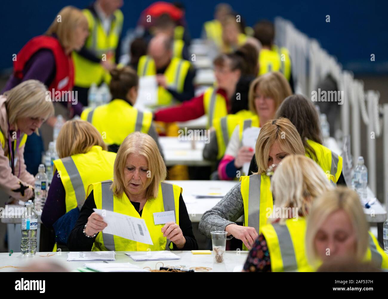 Edimburgo, Scozia, Regno Unito. Il 12 dicembre 2019. Voti postali vengano conteggiati a livello parlamentare generale conteggio elettorale presso il Royal Highland Centre di Edimburgo. Cinque circoscrizioni vengono conteggiati in Edinburgh, Edinburgh West, Edimburgo Sud Ovest, Edimburgo nord & Leith, Edimburgo a sud e ad est di Edimburgo. Iain Masterton/Alamy Live News Foto Stock