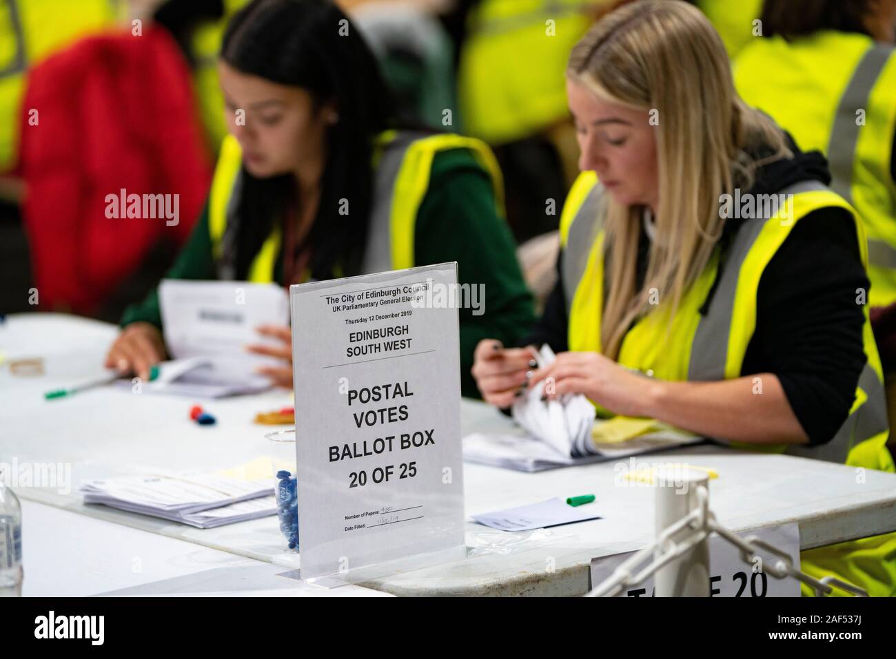 Edimburgo, Scozia, Regno Unito. Il 12 dicembre 2019. Voti postali vengano conteggiati a livello parlamentare generale conteggio elettorale presso il Royal Highland Centre di Edimburgo. Cinque circoscrizioni vengono conteggiati in Edinburgh, Edinburgh West, Edimburgo Sud Ovest, Edimburgo nord & Leith, Edimburgo a sud e ad est di Edimburgo. Iain Masterton/Alamy Live News Foto Stock