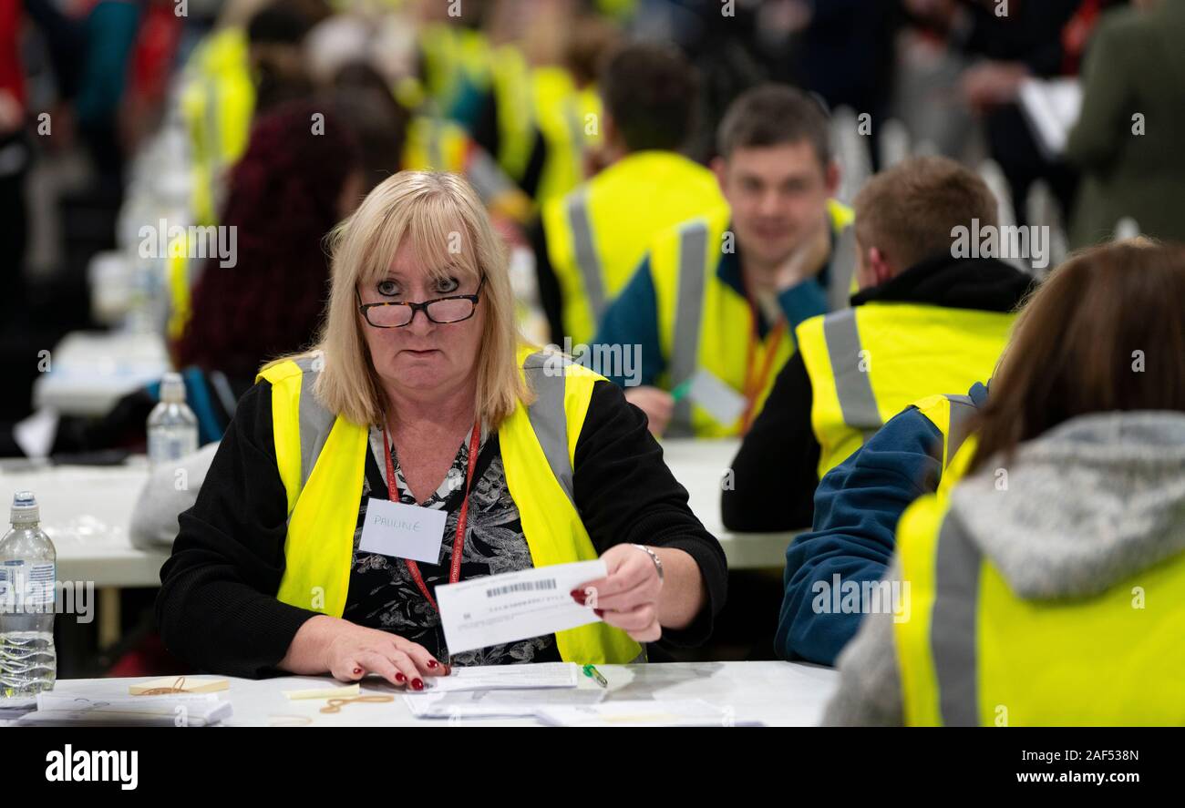 Edimburgo, Scozia, Regno Unito. Il 12 dicembre 2019. Voti postali vengano conteggiati a livello parlamentare generale conteggio elettorale presso il Royal Highland Centre di Edimburgo. Cinque circoscrizioni vengono conteggiati in Edinburgh, Edinburgh West, Edimburgo Sud Ovest, Edimburgo nord & Leith, Edimburgo a sud e ad est di Edimburgo. Iain Masterton/Alamy Live News Foto Stock