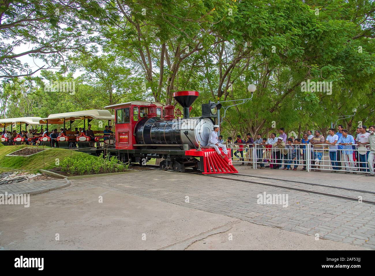 ANAND SAGARA SHEGAON, Maharashtra, India, 10 luglio 2017 : Unidentified tourist godetevi mini treno a Anand Sagar Shri Saint Gajanan Maharaj Sansthan. Ana Foto Stock