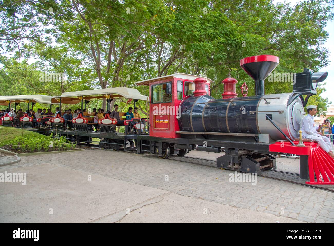 ANAND SAGARA SHEGAON, Maharashtra, India, 10 luglio 2017 : Unidentified tourist godetevi mini treno a Anand Sagar Shri Saint Gajanan Maharaj Sansthan. Ana Foto Stock